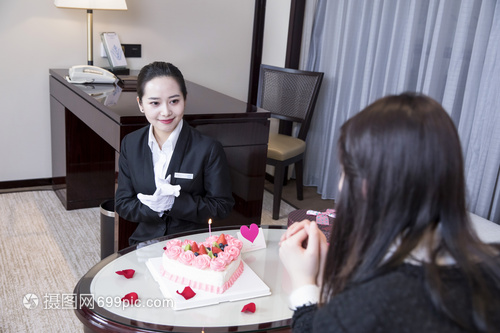 酒店服务人员为客户庆生 摄影摄像服务点亮难忘时刻